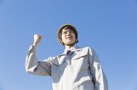 ガッツポーズをする作業員