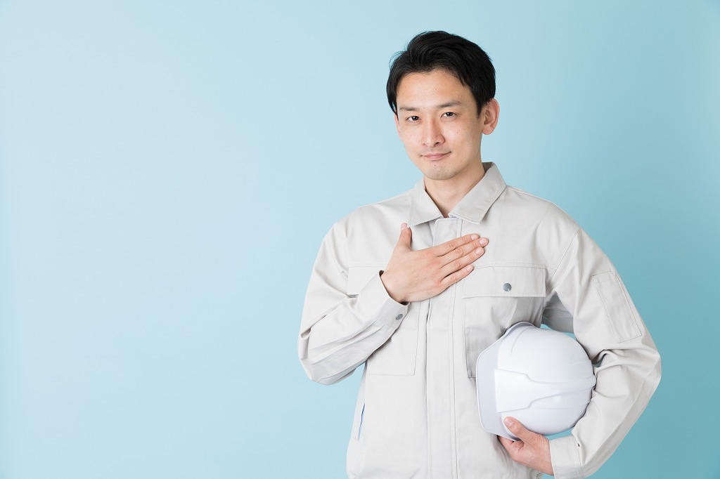 胸に手を当てる